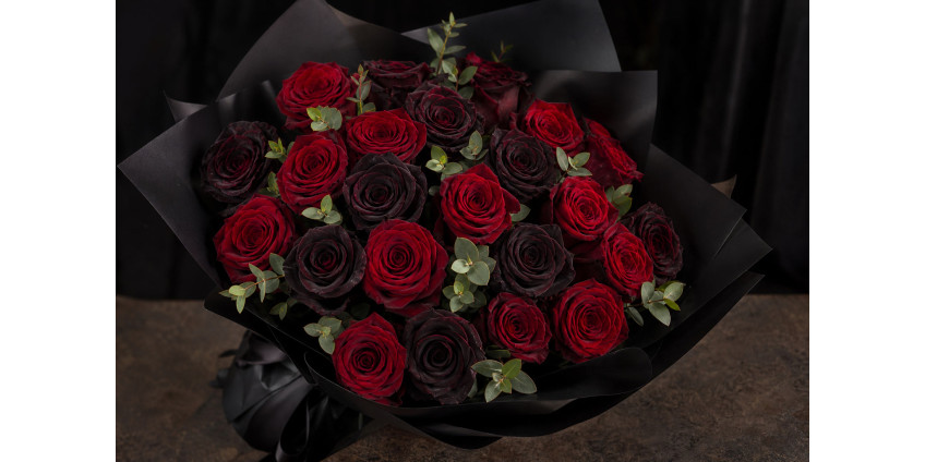 Чёрные розы: сорта Black Baccara, Black Magic