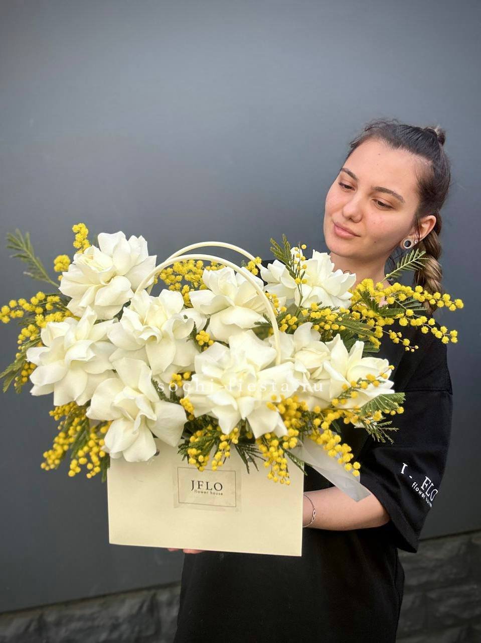 Французские Розы и мимоза  в сумочке  в Москве