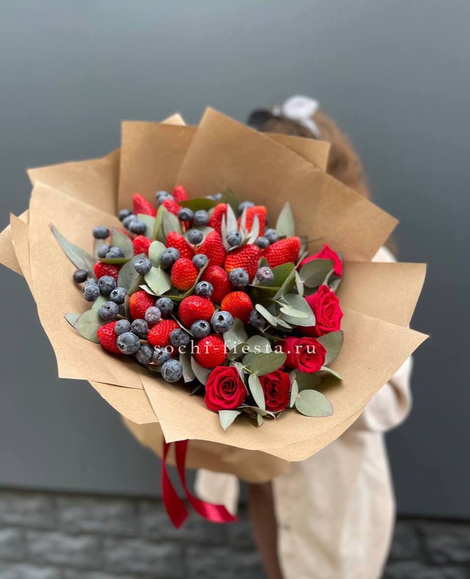 Клубника и голубика с цветами в Москве