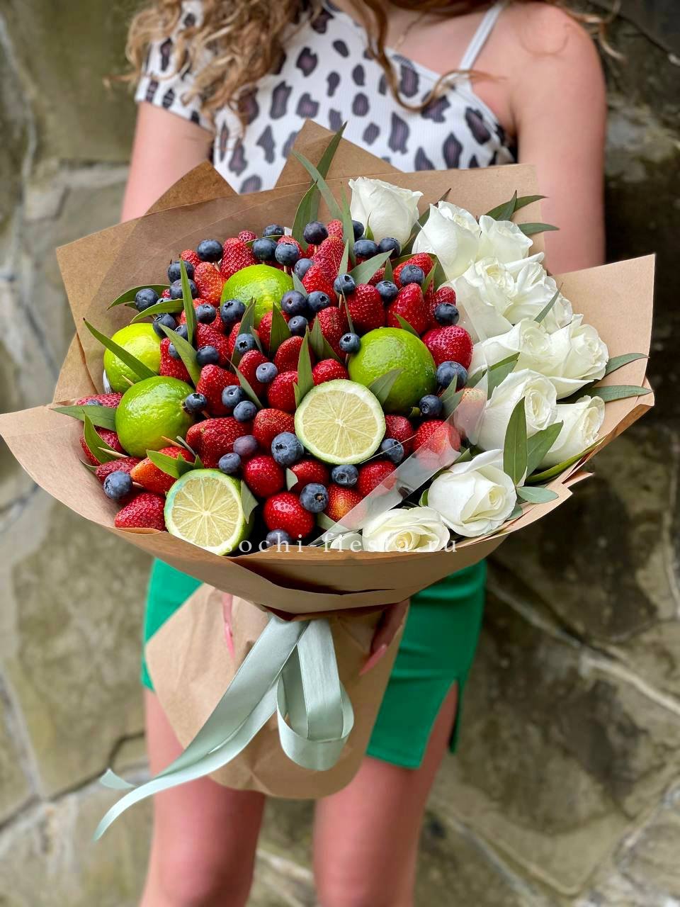 Ягодно-цитрусовый букет с розами в Москве