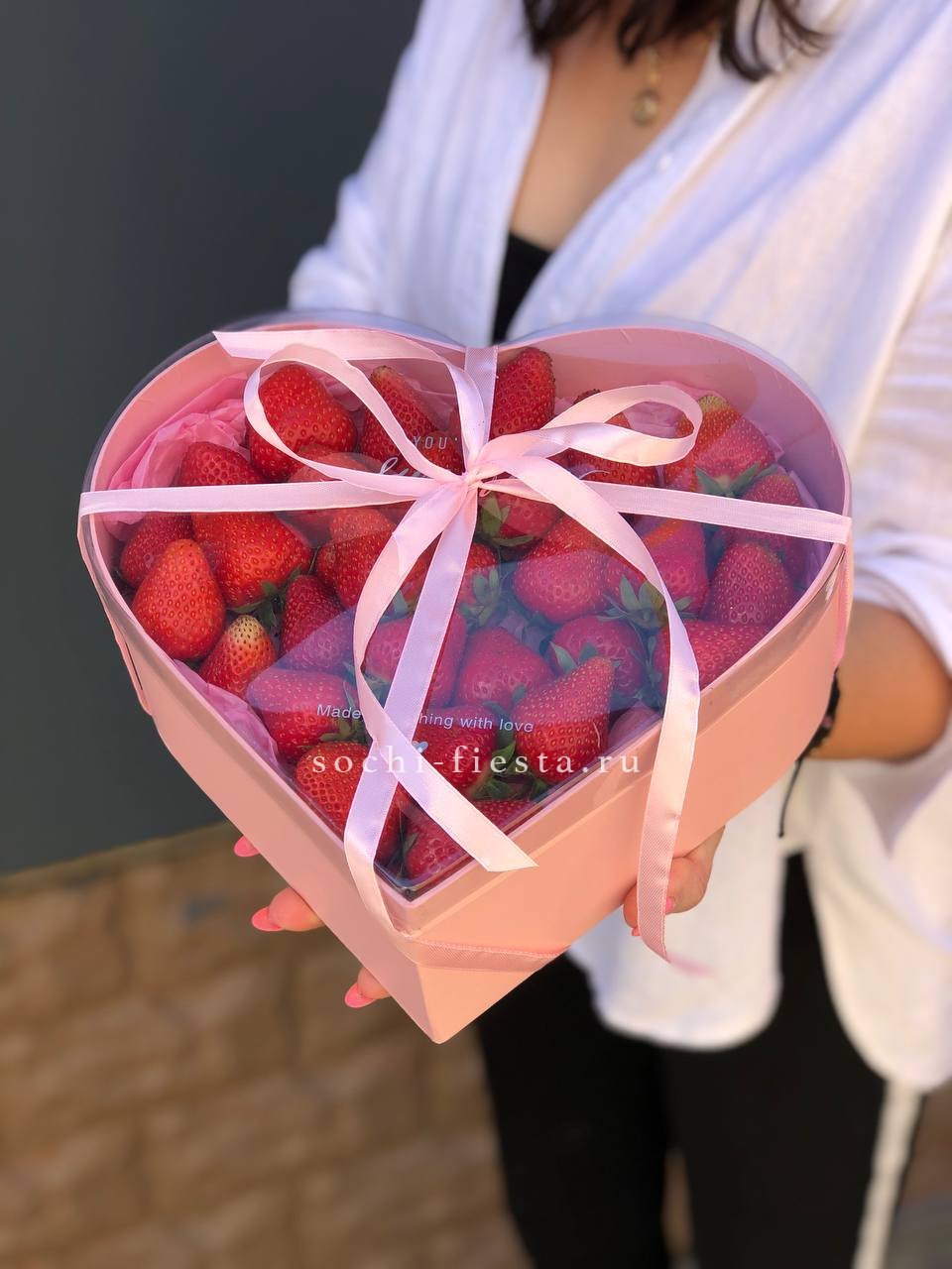 Коробочка сердце  с клубникой в Москве