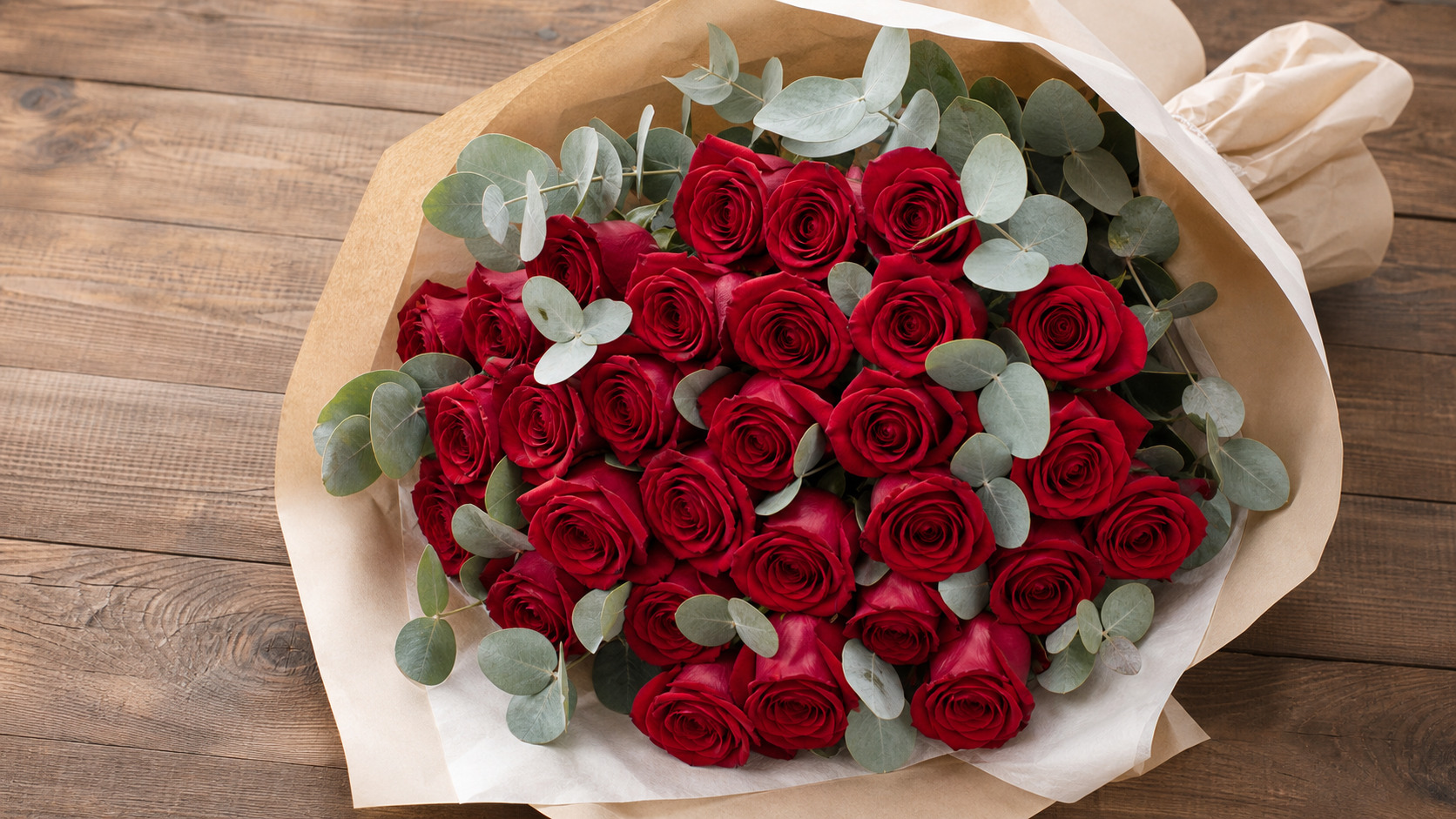 Buket 25 roz s evkaliptom tsineriya