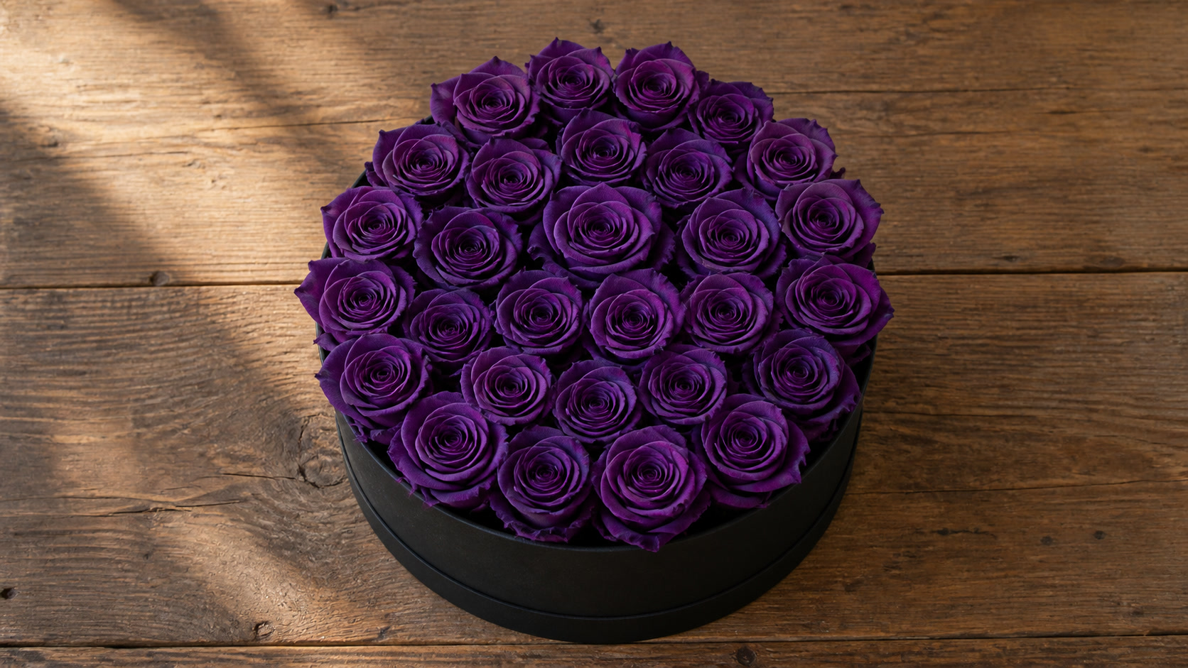 Buket 25 roz deep purple v korobke
