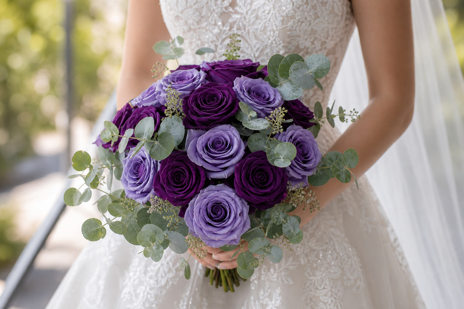 Svadebnyy buket deep purple moody blue