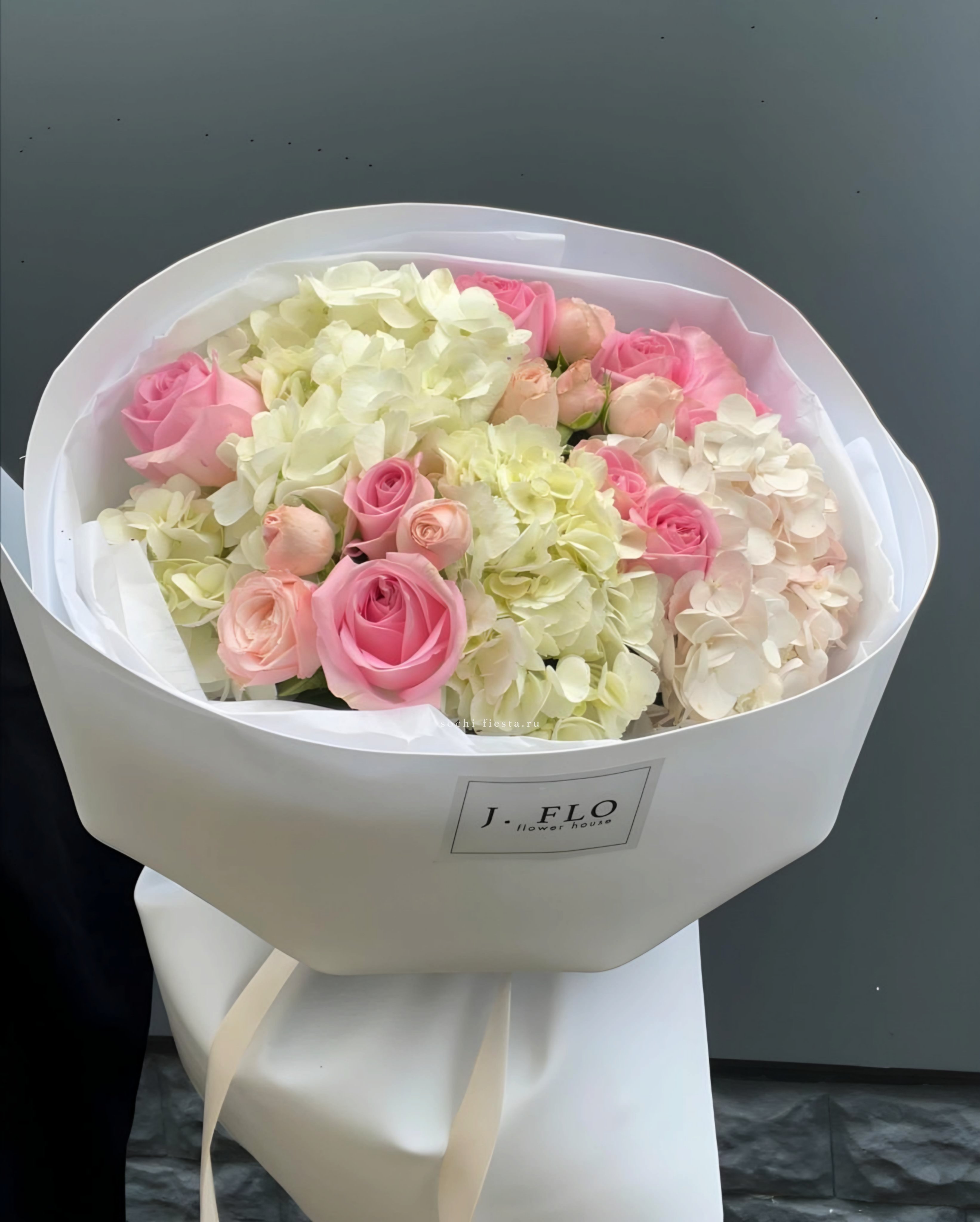  Букет гортензии и роз Teya с доставкой в Москве