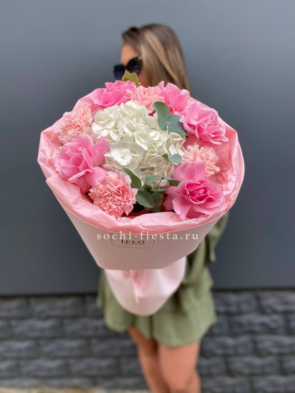  Букет роз и гортензии "Nuvola" с доставкой в Москве