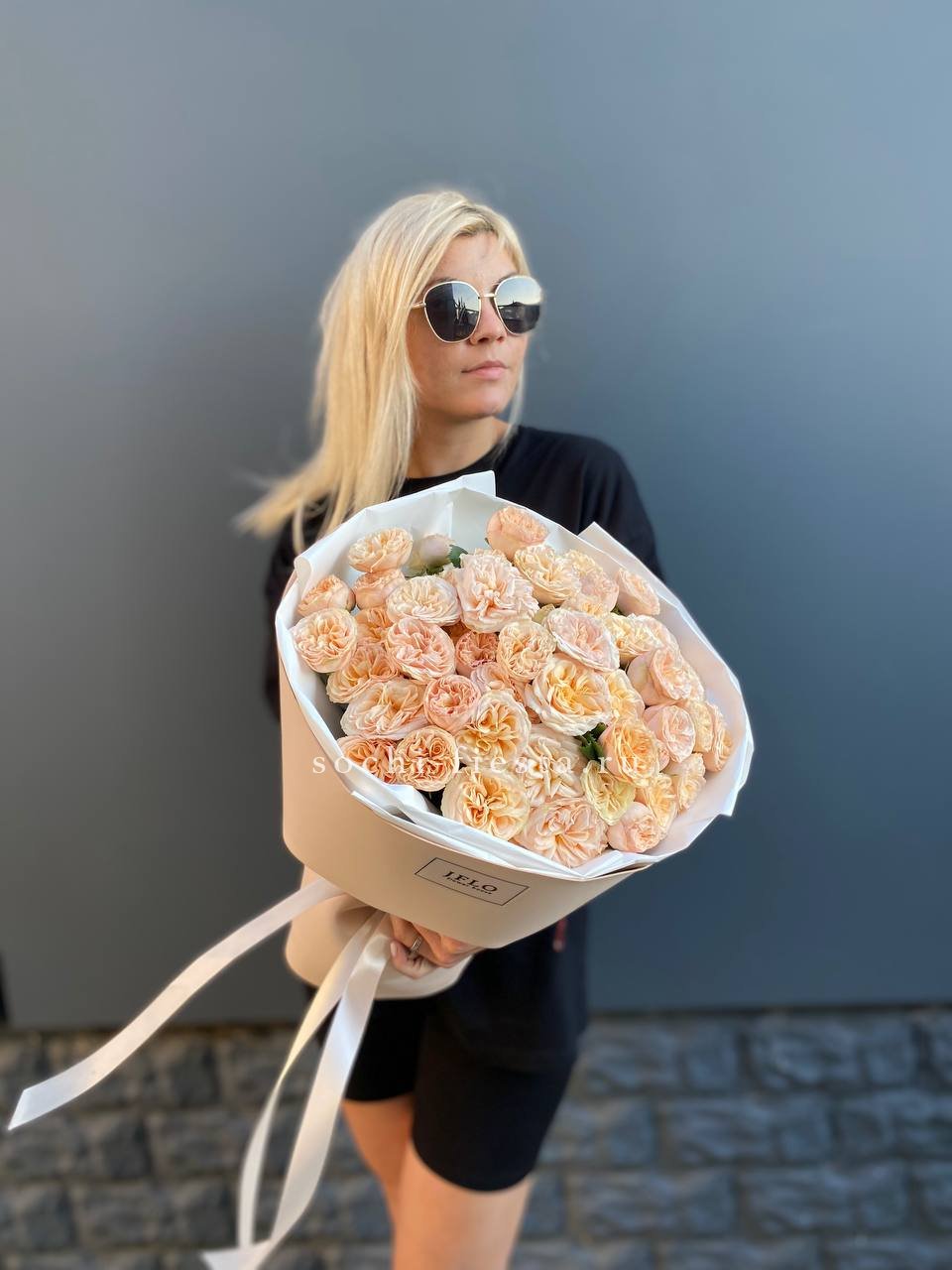 15 пионовидных роз в Москве