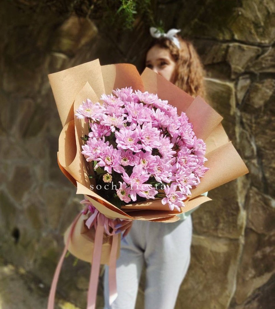 Букет хризантем в крафте в Москве