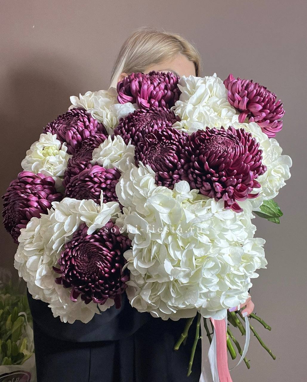 Охапка Бигуди и гортензий в Москве