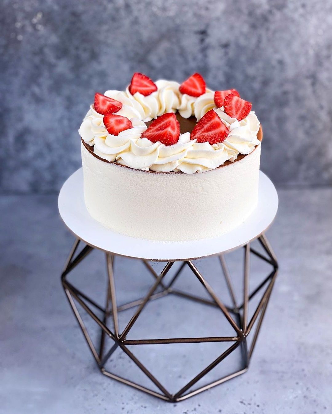 Торт "Клубника со сливками" в Москве