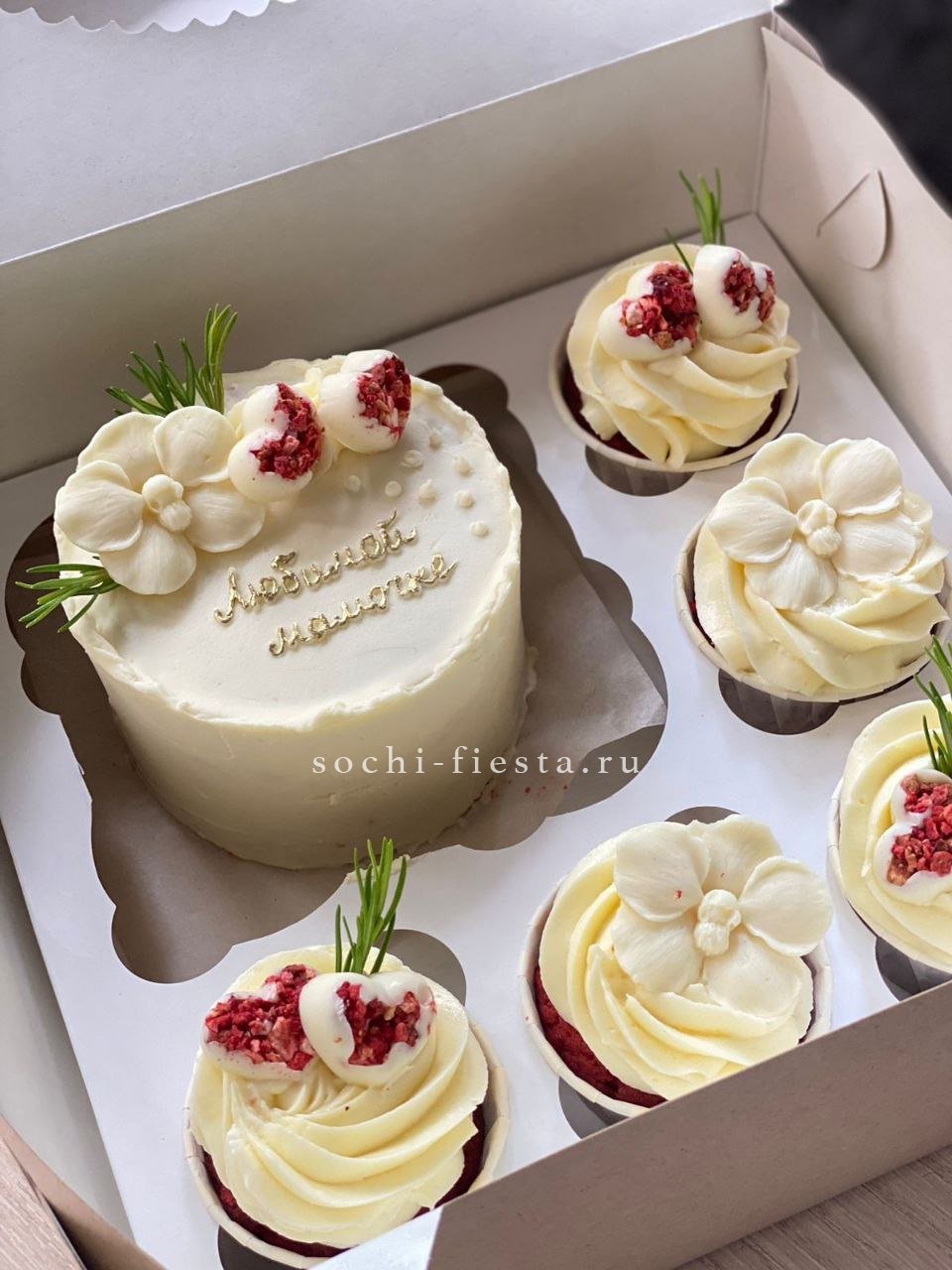 Капкейки и бенто-торт "Мамочке" в Москве