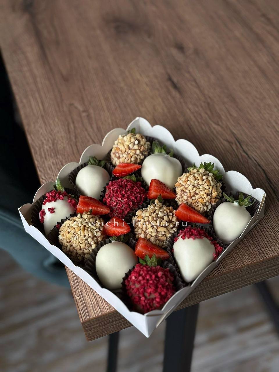 Клубника в шоколаде 12 ягод №2 с доставкой в Москве