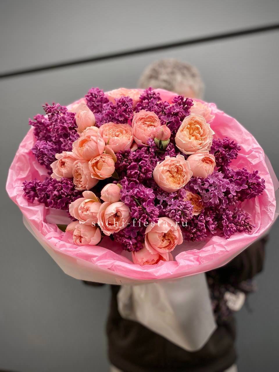  Дуо букет из кустовых роз и сирени в Москве