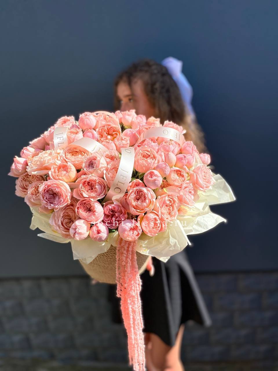 Кустовые розы Джульетта в джутовом кашпо в Москве