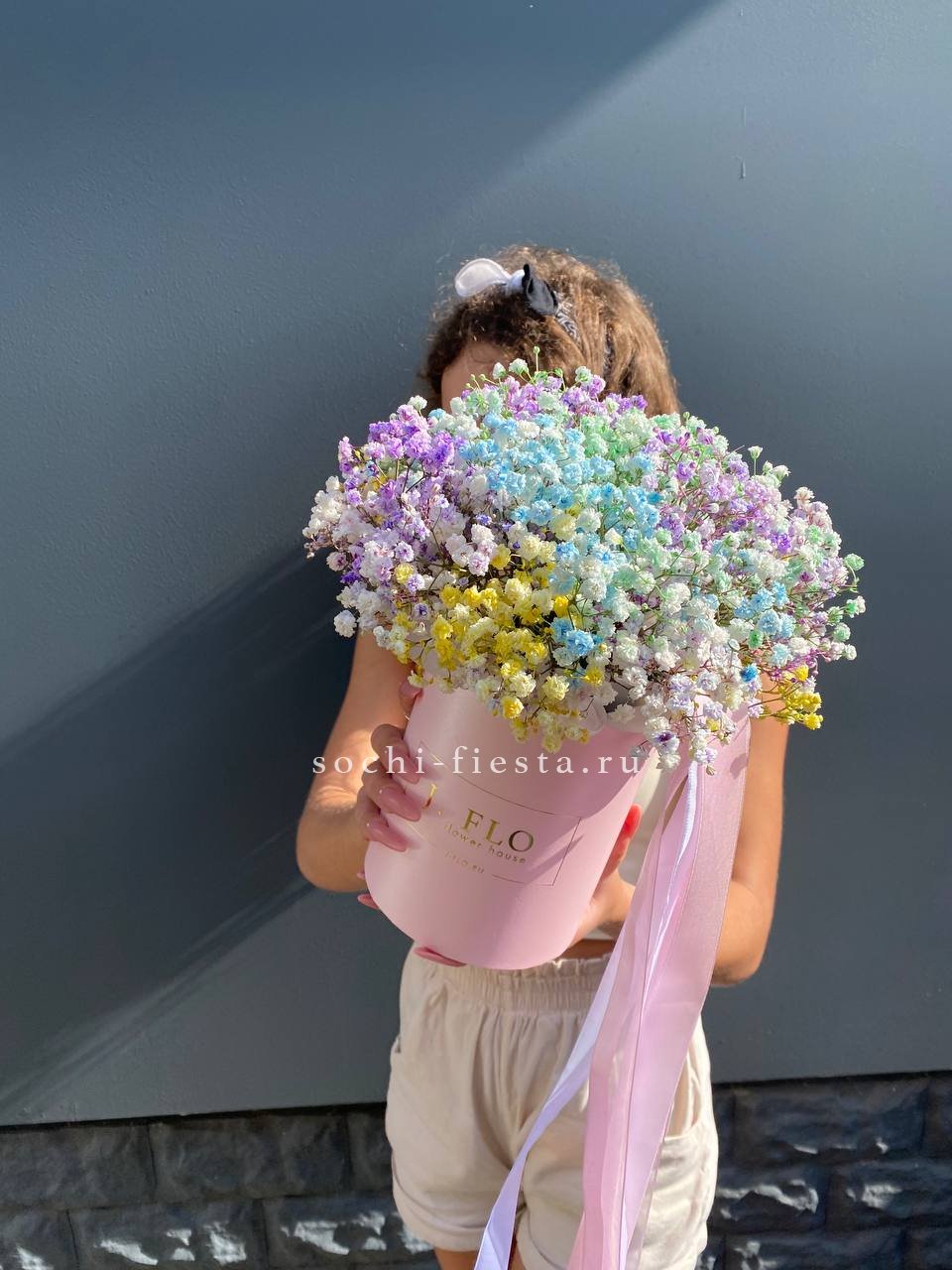 Радужные гипсофилы в шляпной коробке в Москве