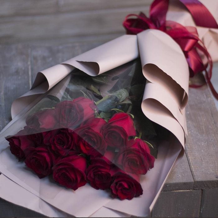 11 голландских роз в оформлении в Москве