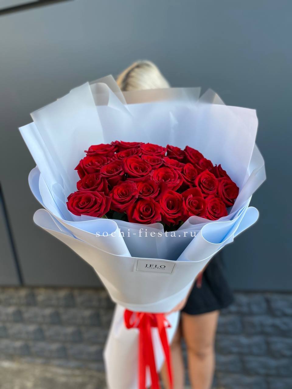 25 высоких роз  в Москве