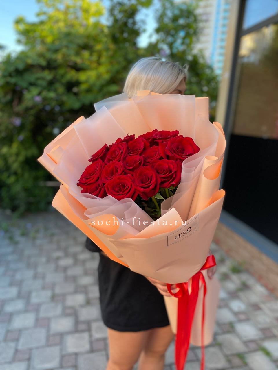 15 голландских роз в оформлении в Москве