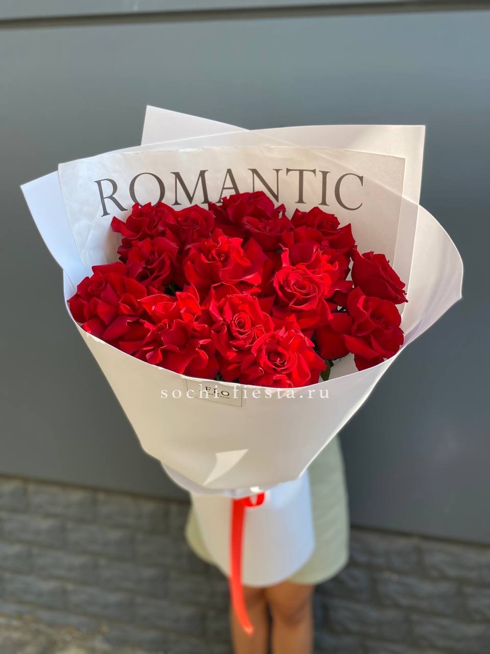 19 высоких роз в оформлении в Москве