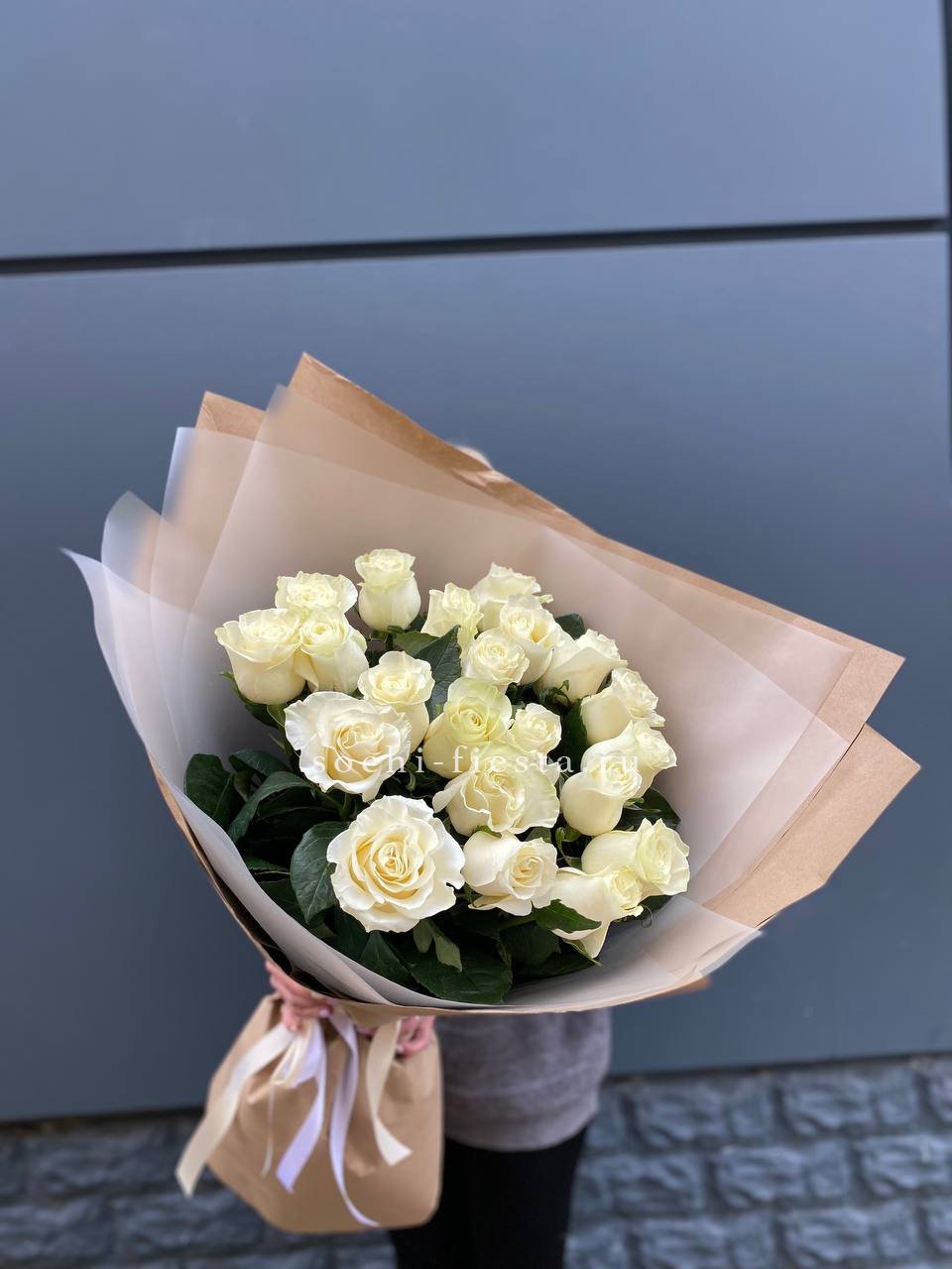  Букет  высоких белых роз   с доставкой в Москве