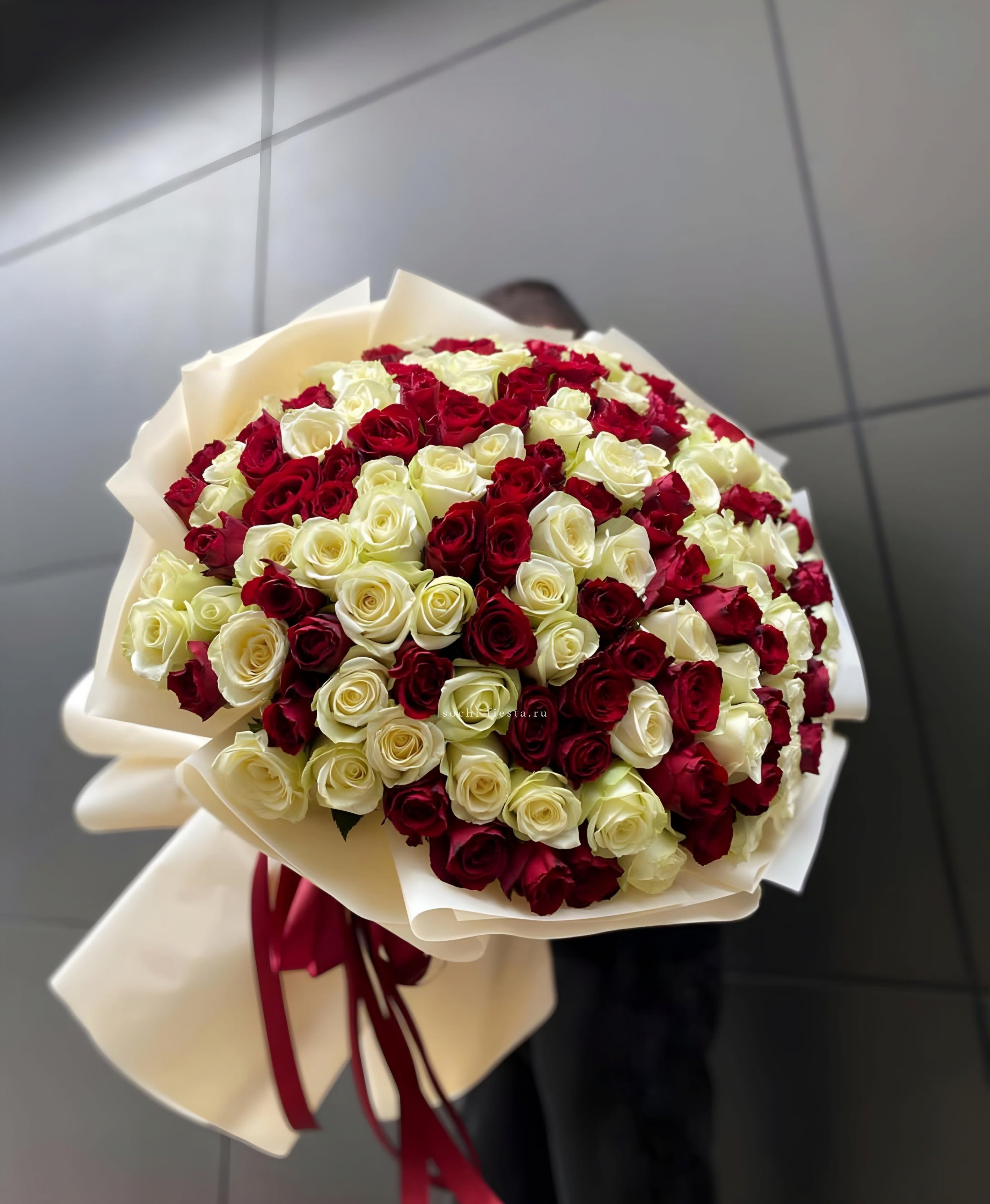 101 высокая импортная роза MIX в Москве