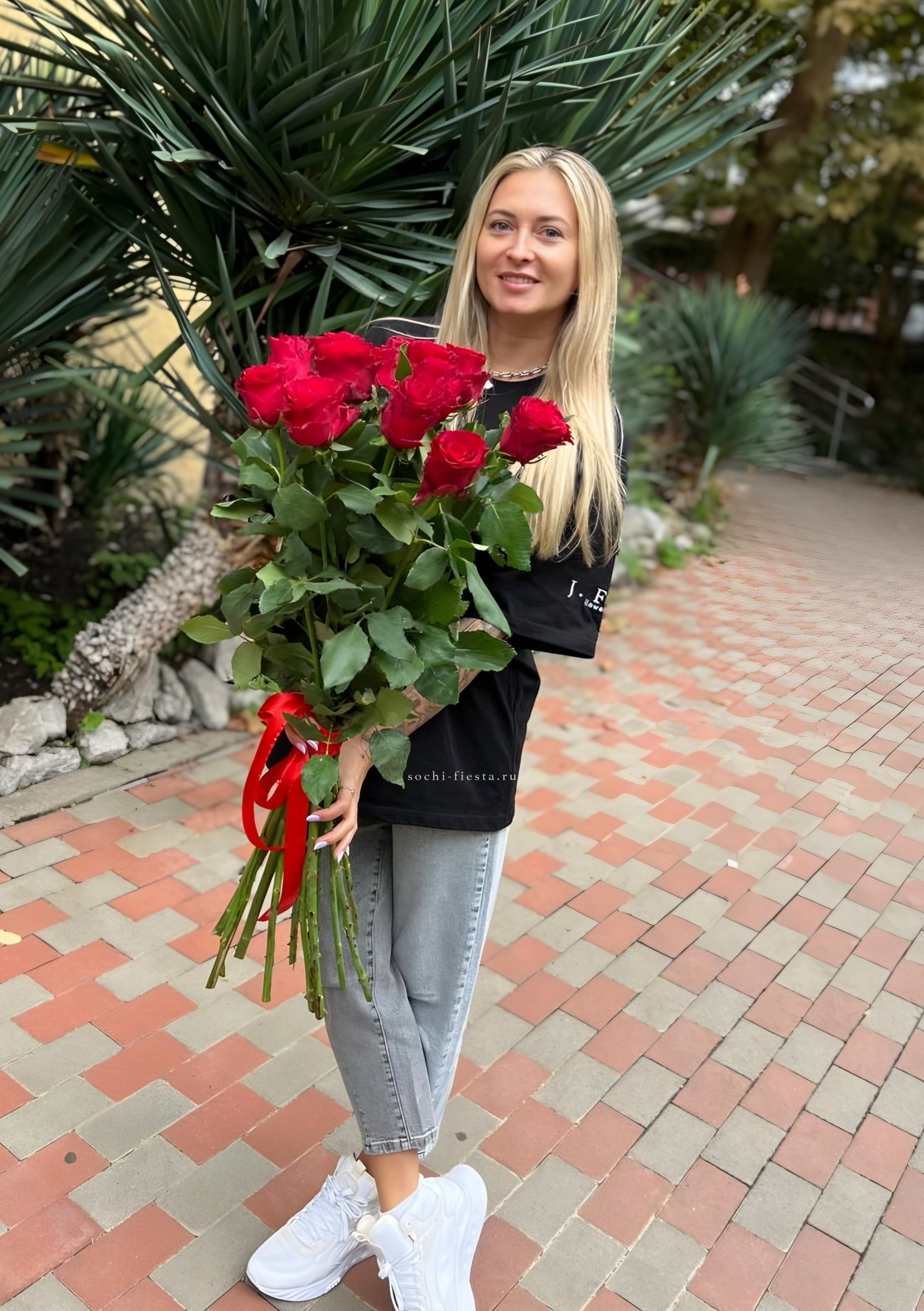 15 высоких красных роз в Москве