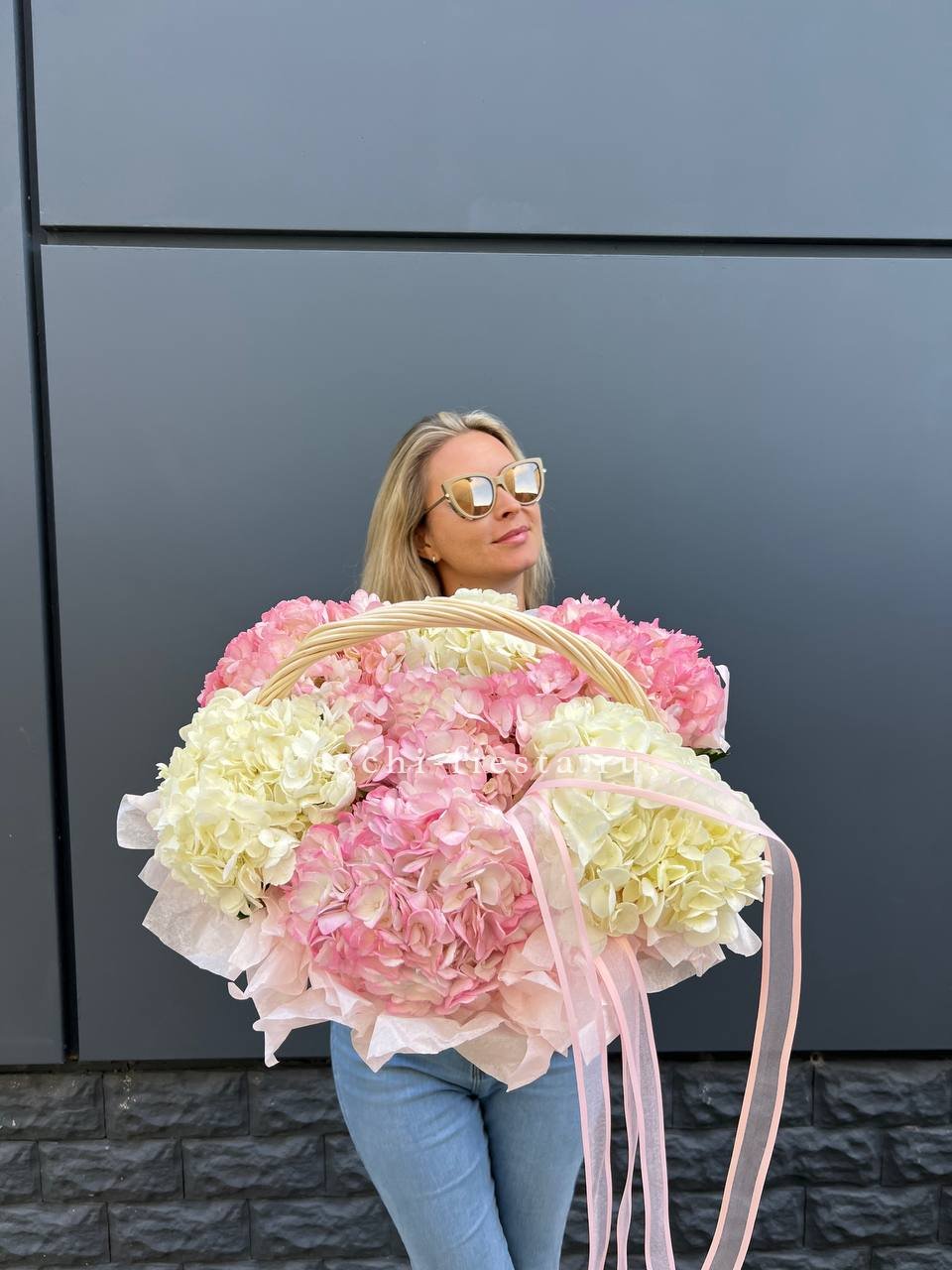 7 гортензий в корзине в Москве