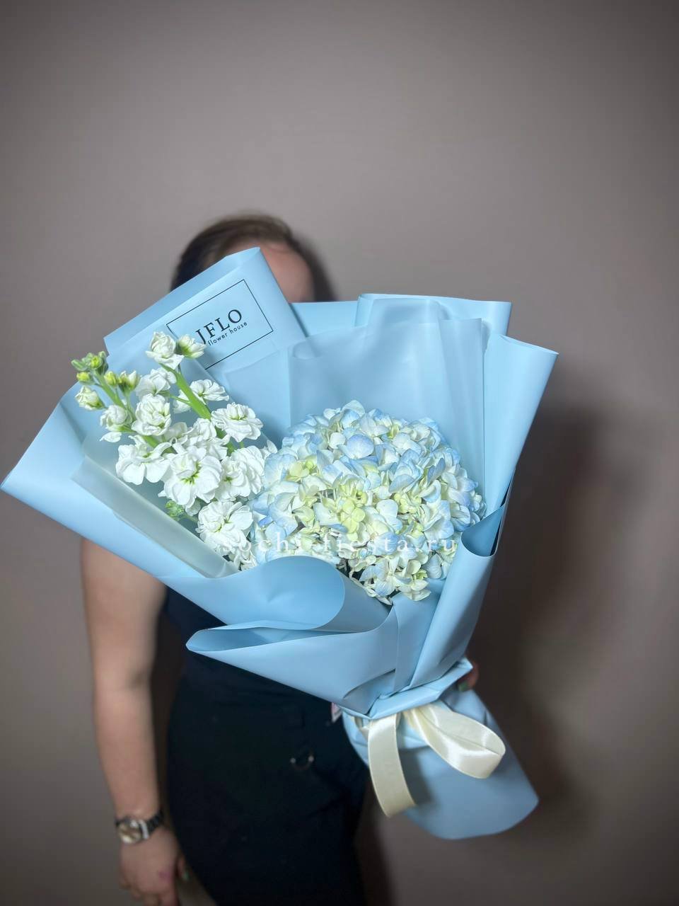 Гортензия Blue с маттиолой в Москве