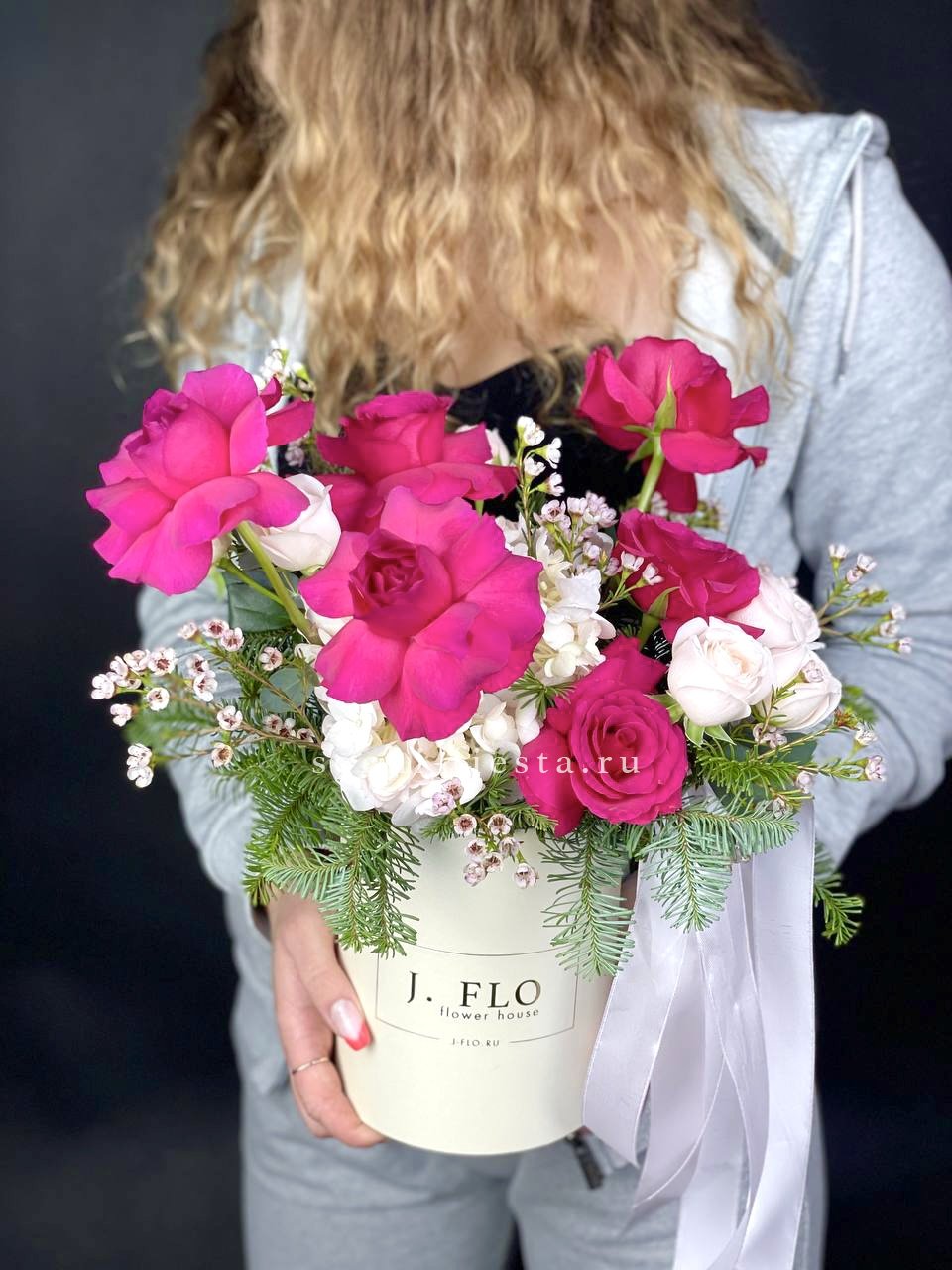 Новогодняя композиция в коробке Pink Roses NY в Москве