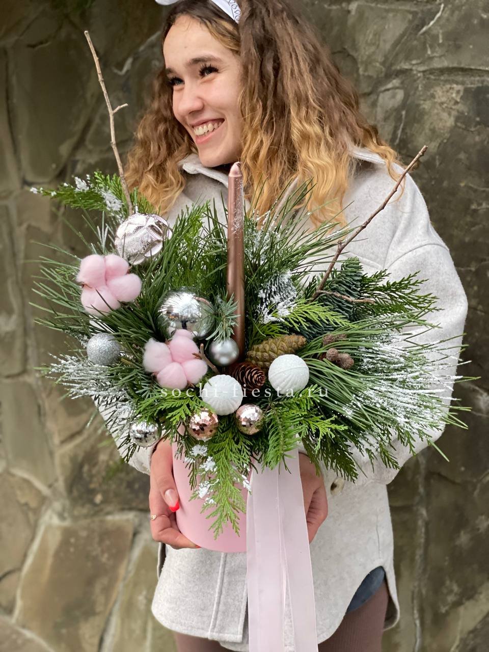 Новогодняя композиция в коробке Pink mood в Москве