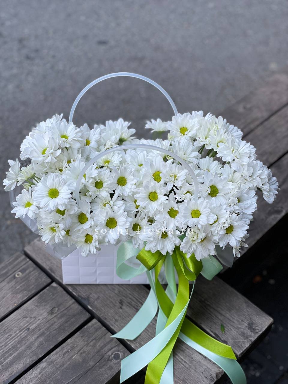 Сумка с хризантемами ромашками в Москве