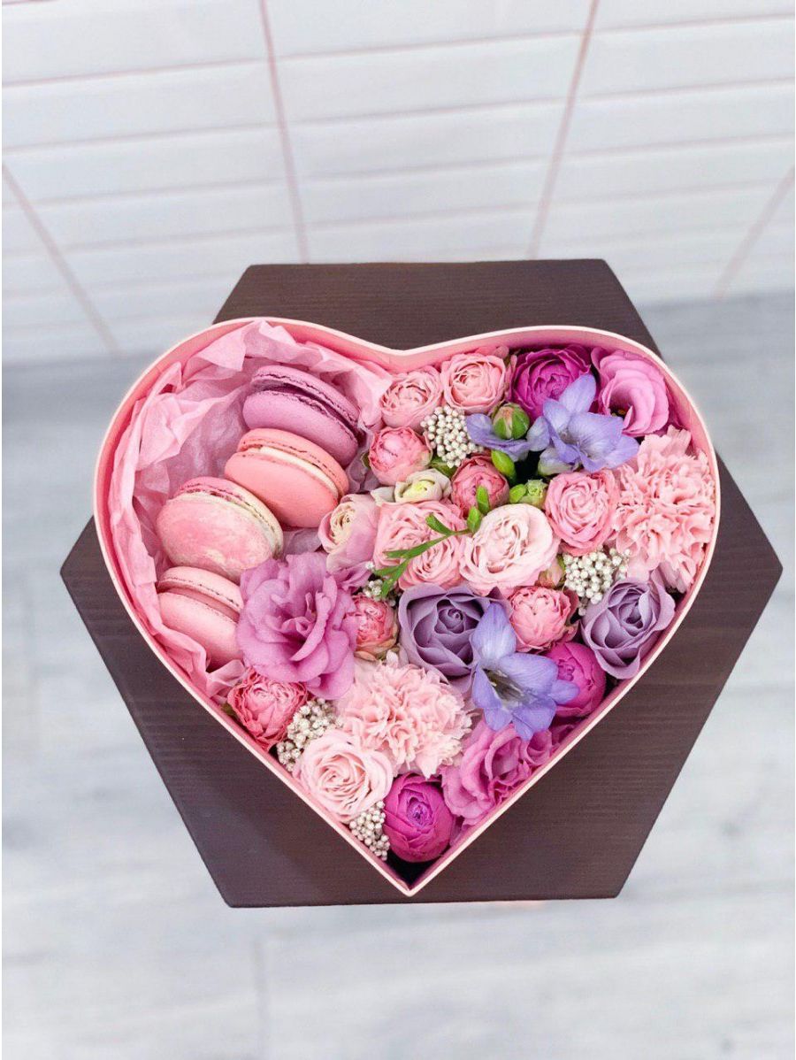 Бокс-сердце с макаронс L с доставкой в Москве