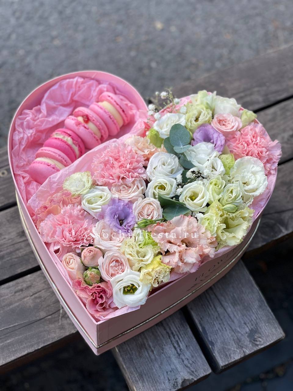 Бокс-сердце с макарон "Pink" с доставкой в Москве