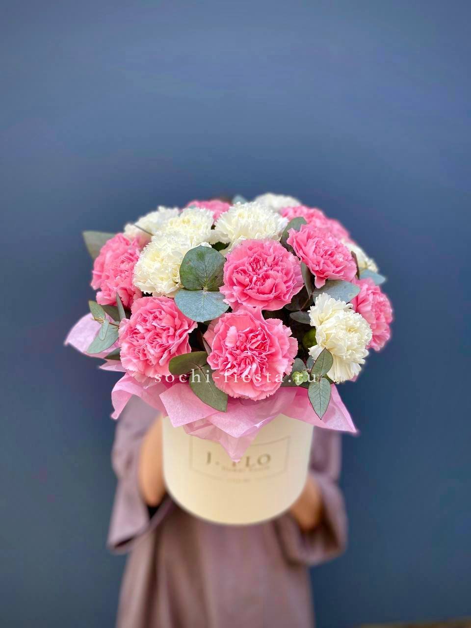 Диантусы в цилиндре в Москве