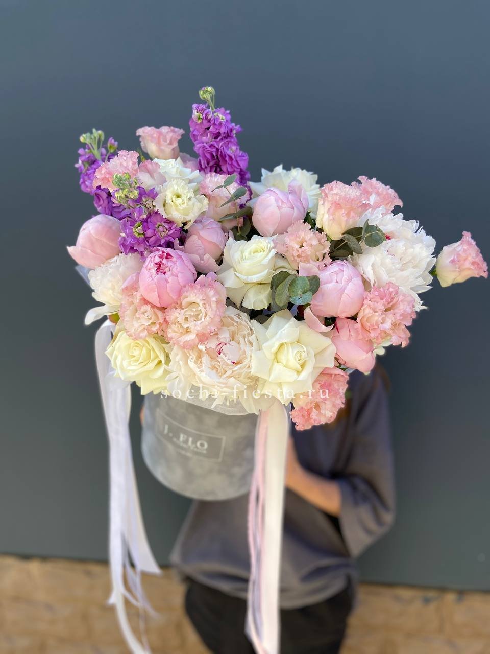 Дизайнерский цилиндр с пионами "Ривьера" в Москве