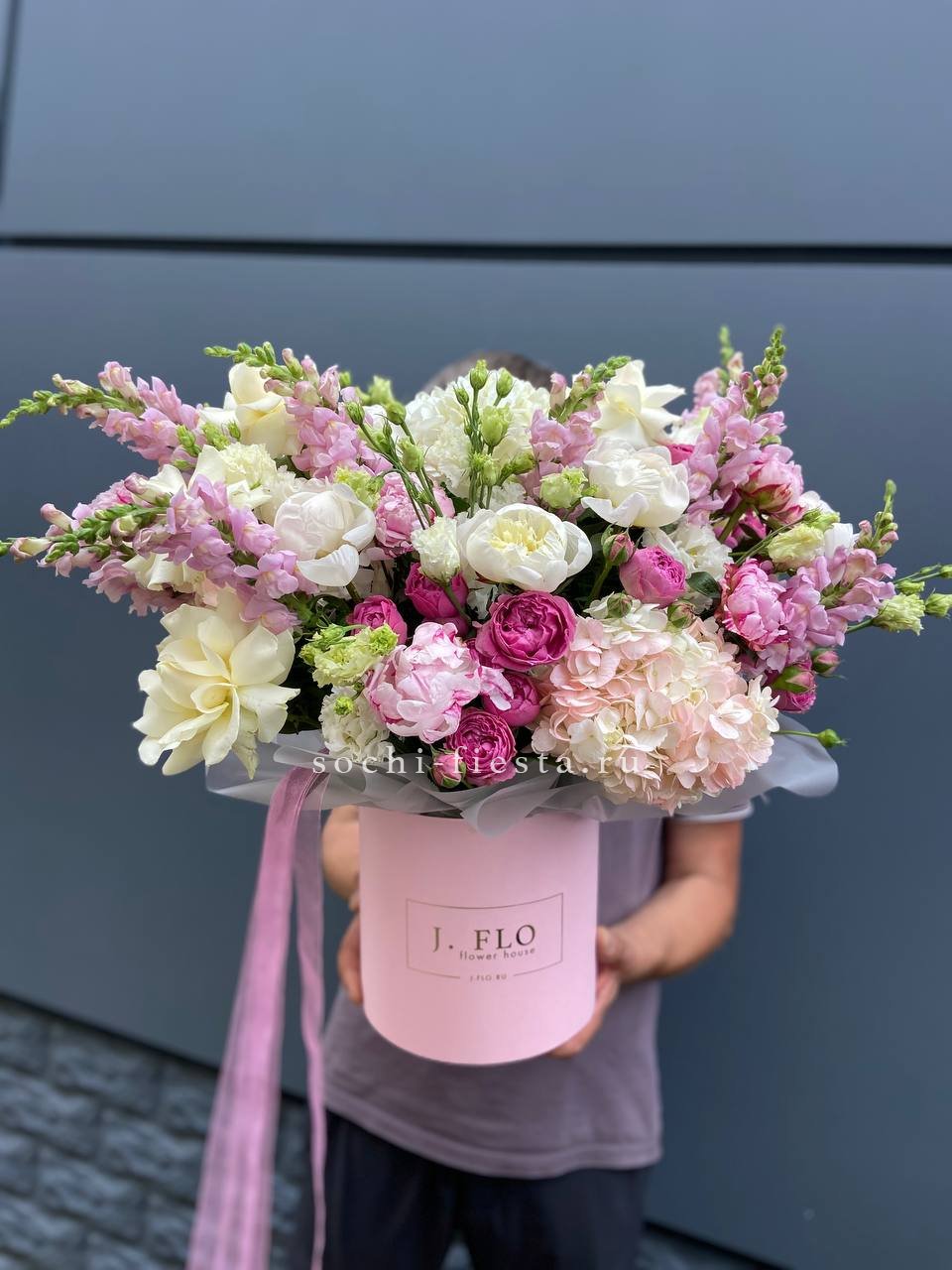 Дизайнерский цилиндр с пионами "Саманта" в Москве