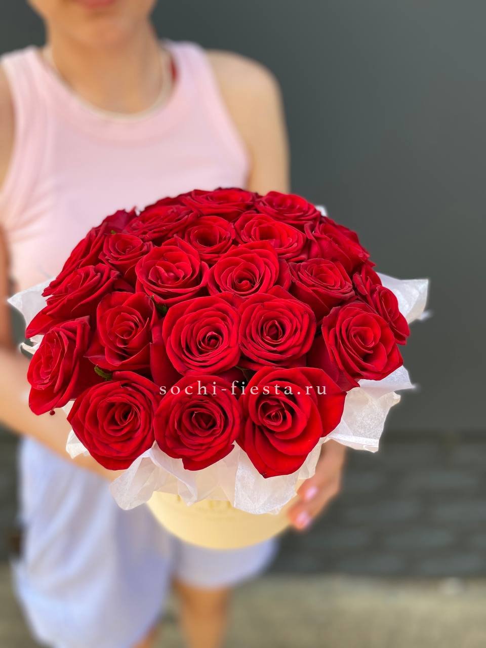 Красные розы в цилиндре в Москве