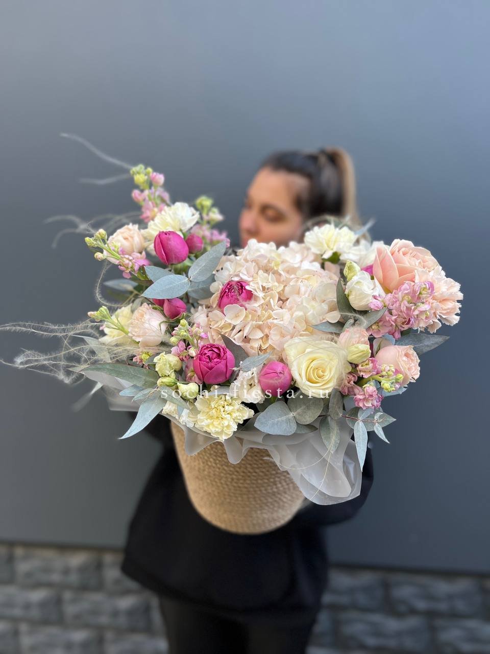 Цветочная композиция в джутовом боксе Alexandra в Москве