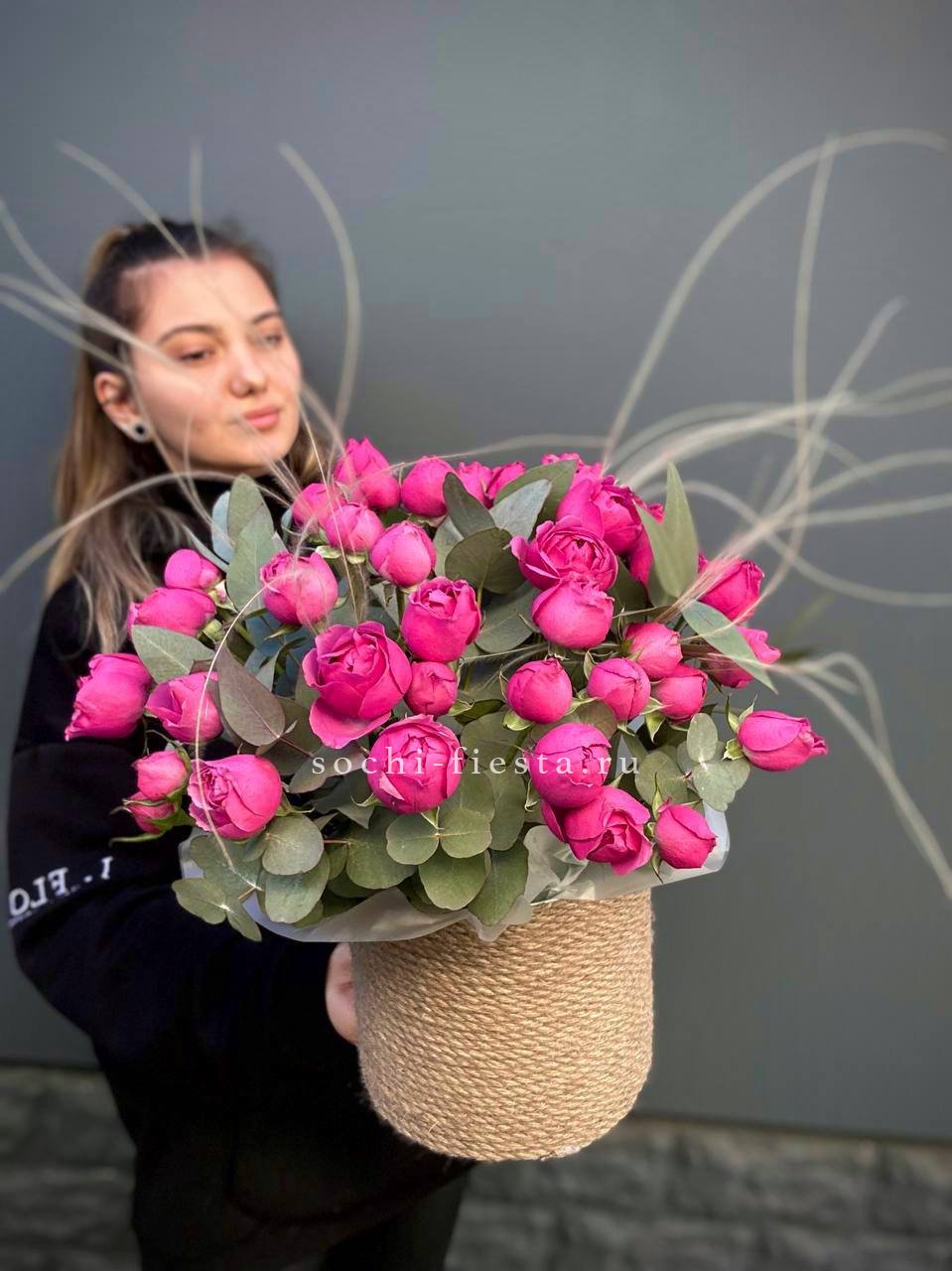 Пионовидные розы Мисти Бабблс в джутовом кашпо в Москве