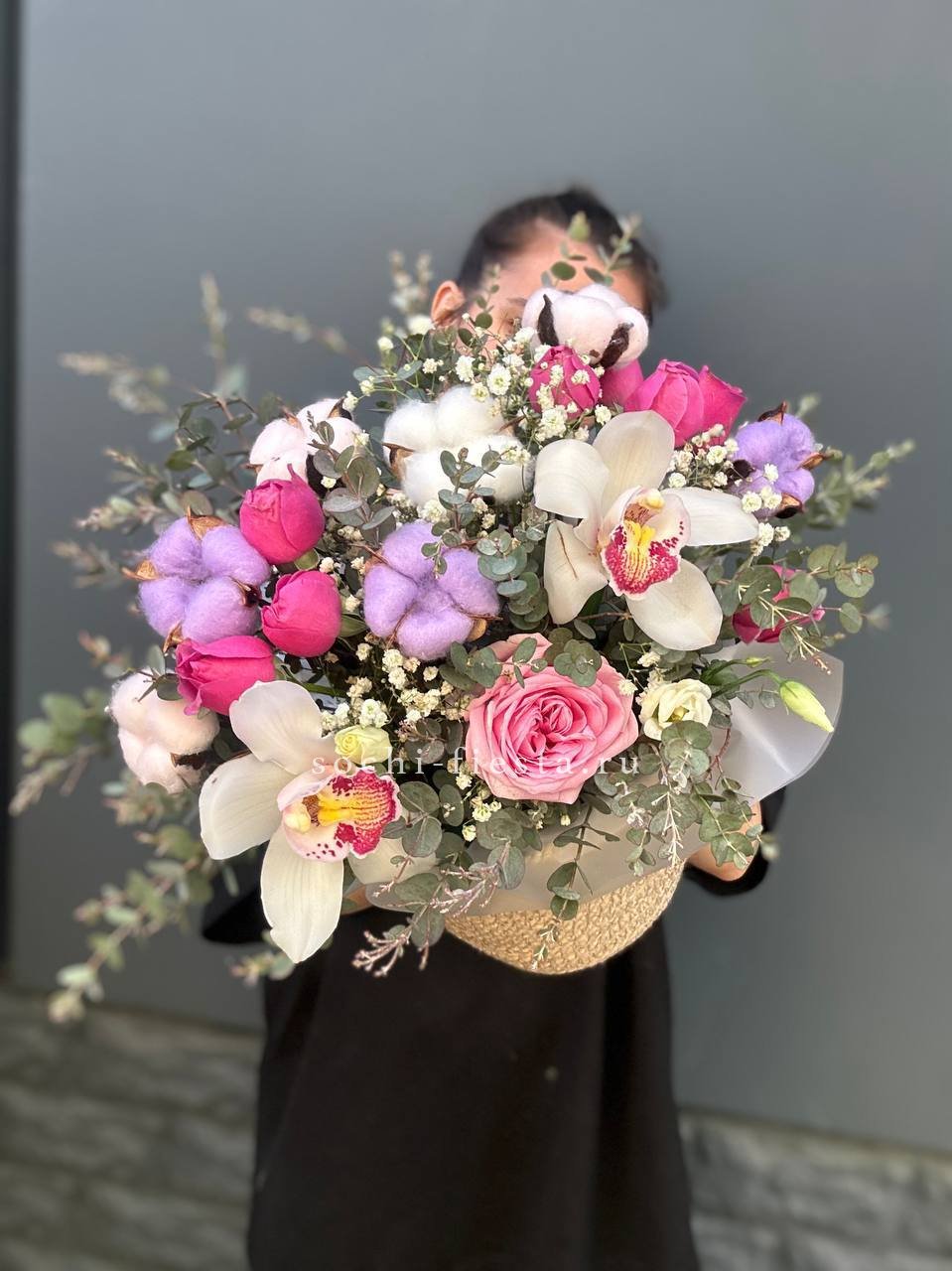 Орхидея и розы в джутовом кашпо в Москве