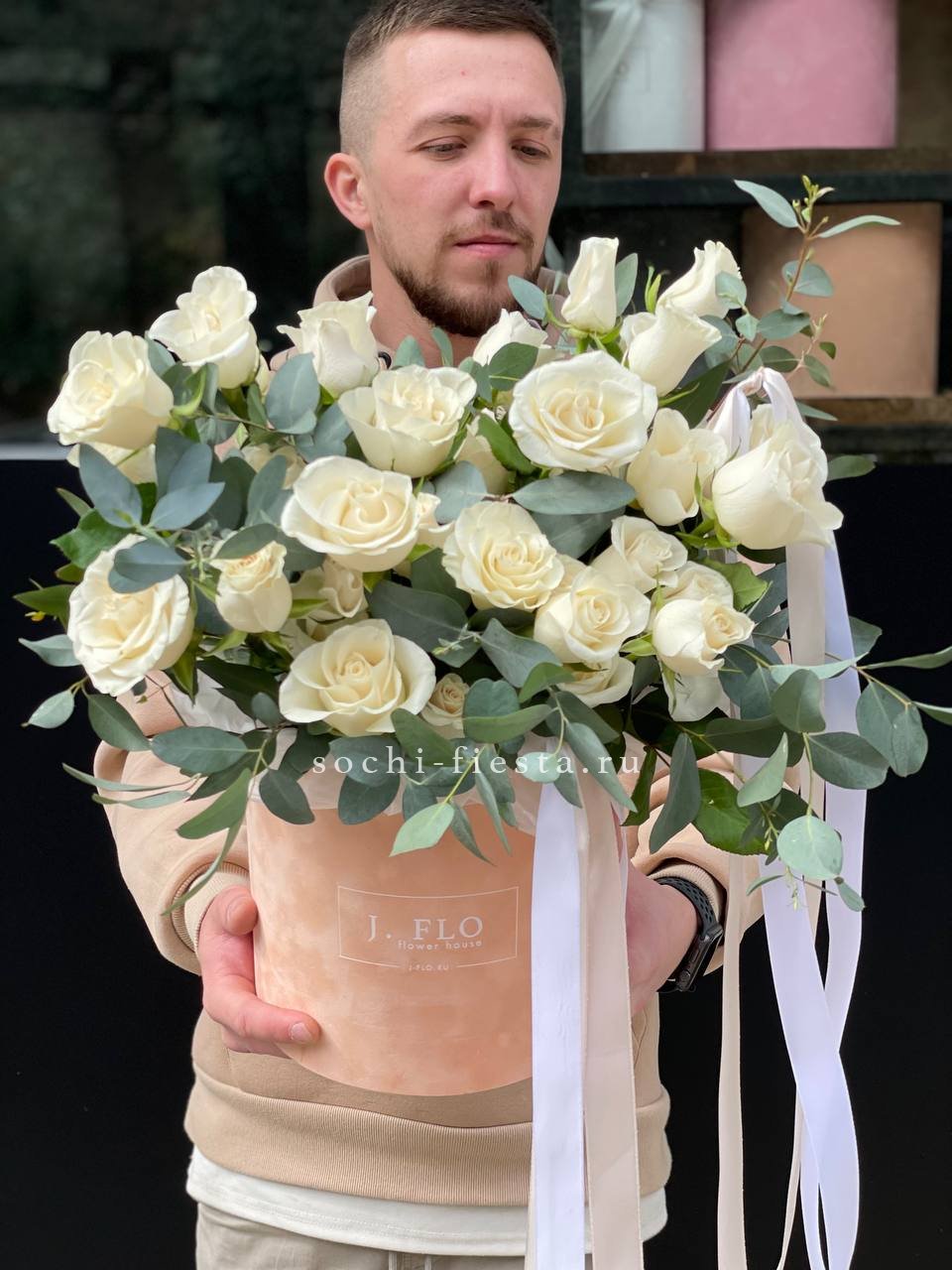 41 белая роз в бархатном боксе в Москве