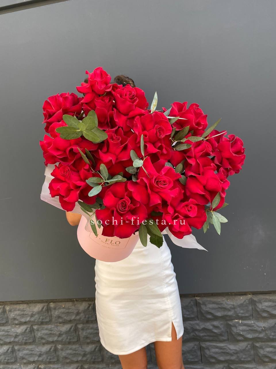 Композиция с красными французскими розами  в Москве