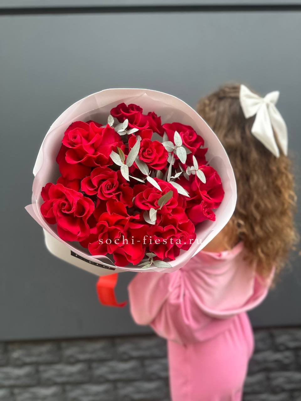 11 Красных французских роз с доставкой в Москве