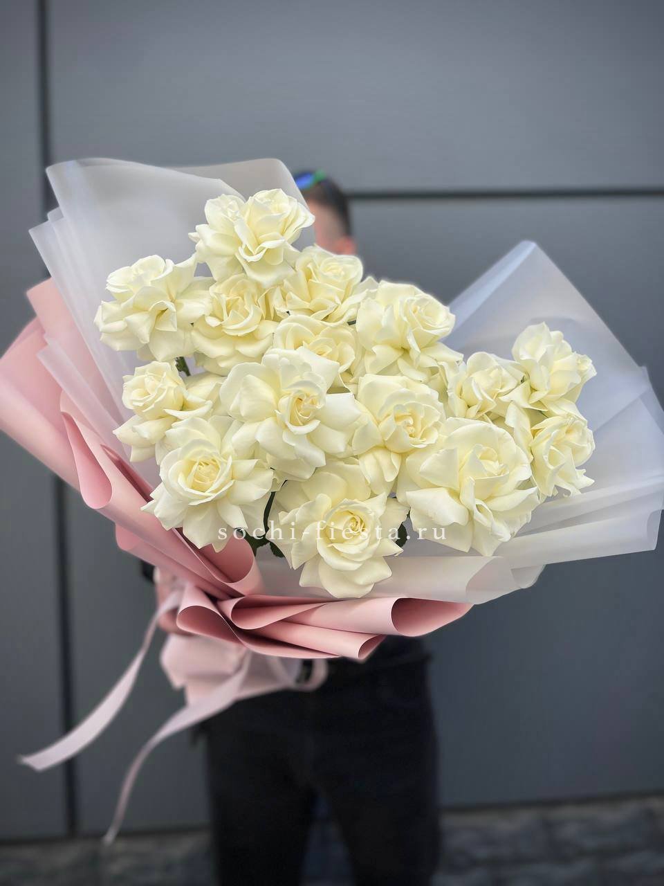 Букет из 15 французских роз White Dream в Москве