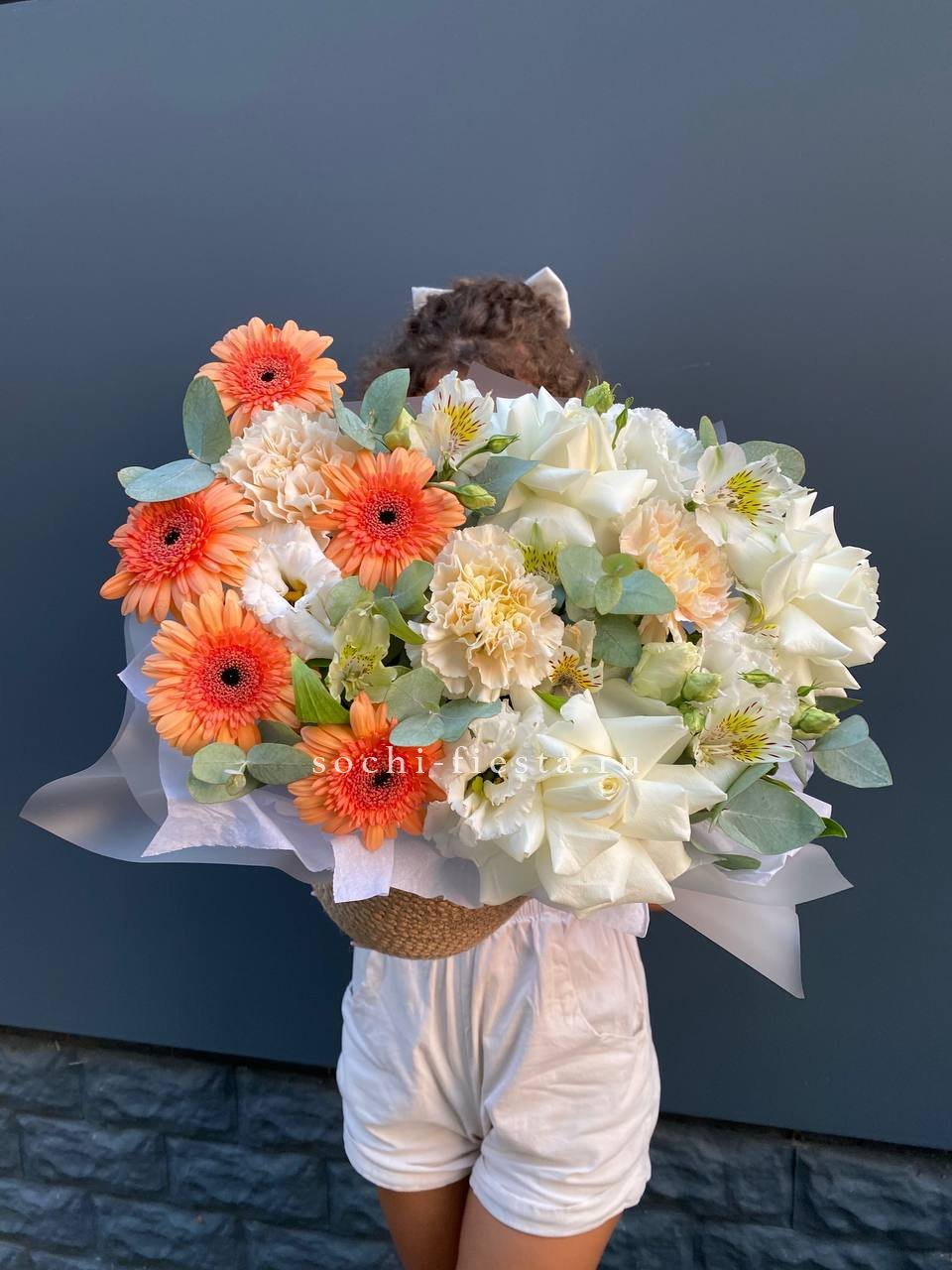 Розы и герберы в джутовом кашпо "Georgino" в Москве