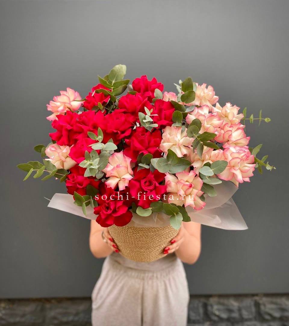 25 Французских роз в джутовом кашпо  в Москве