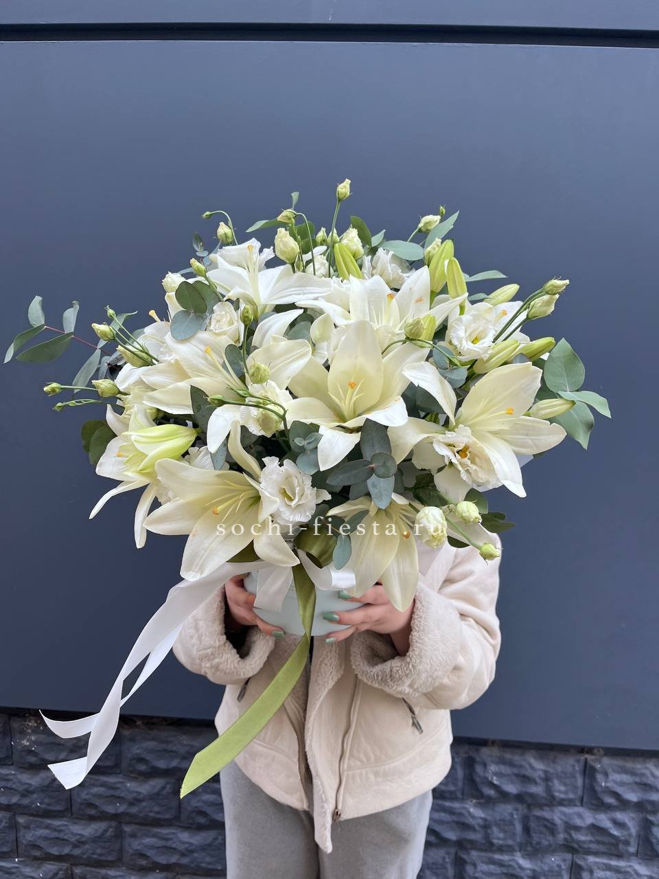 Бокс лилий и эустомы в Москве