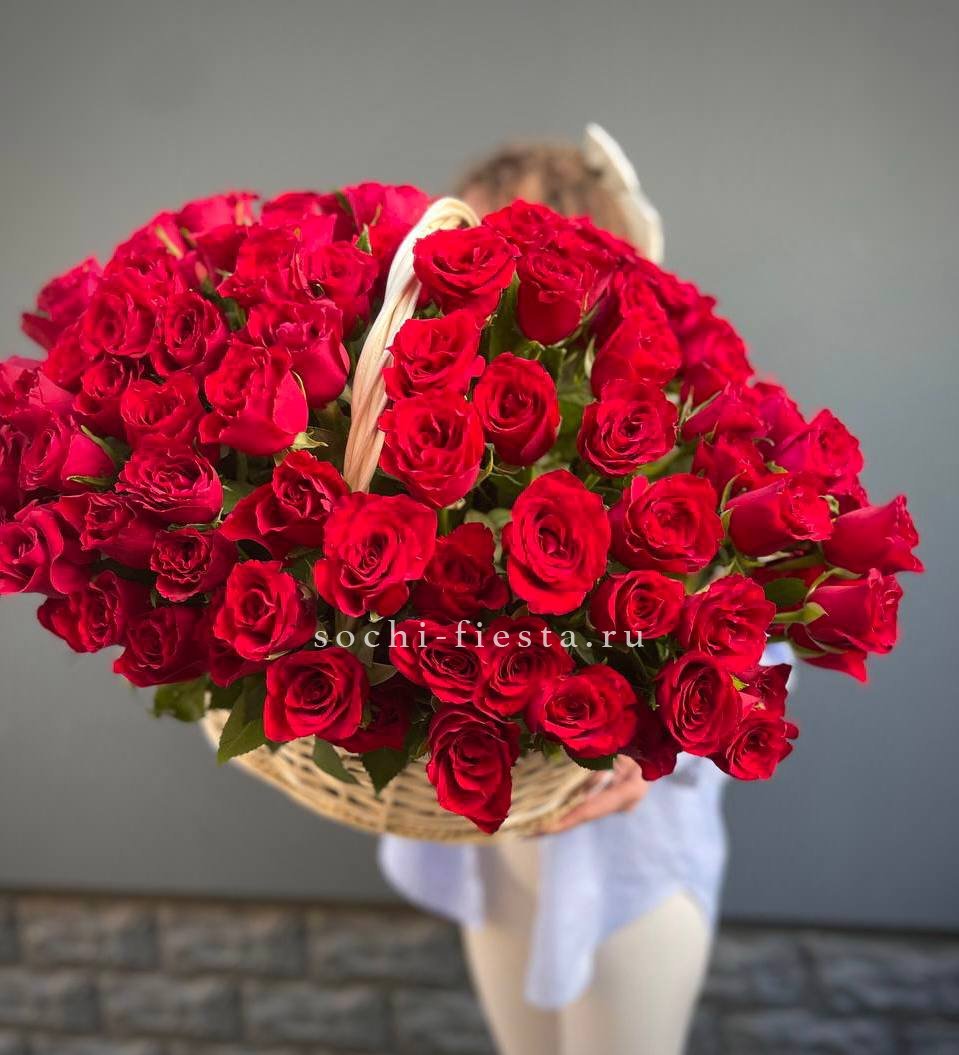 121 красная роза в корзине   в Москве