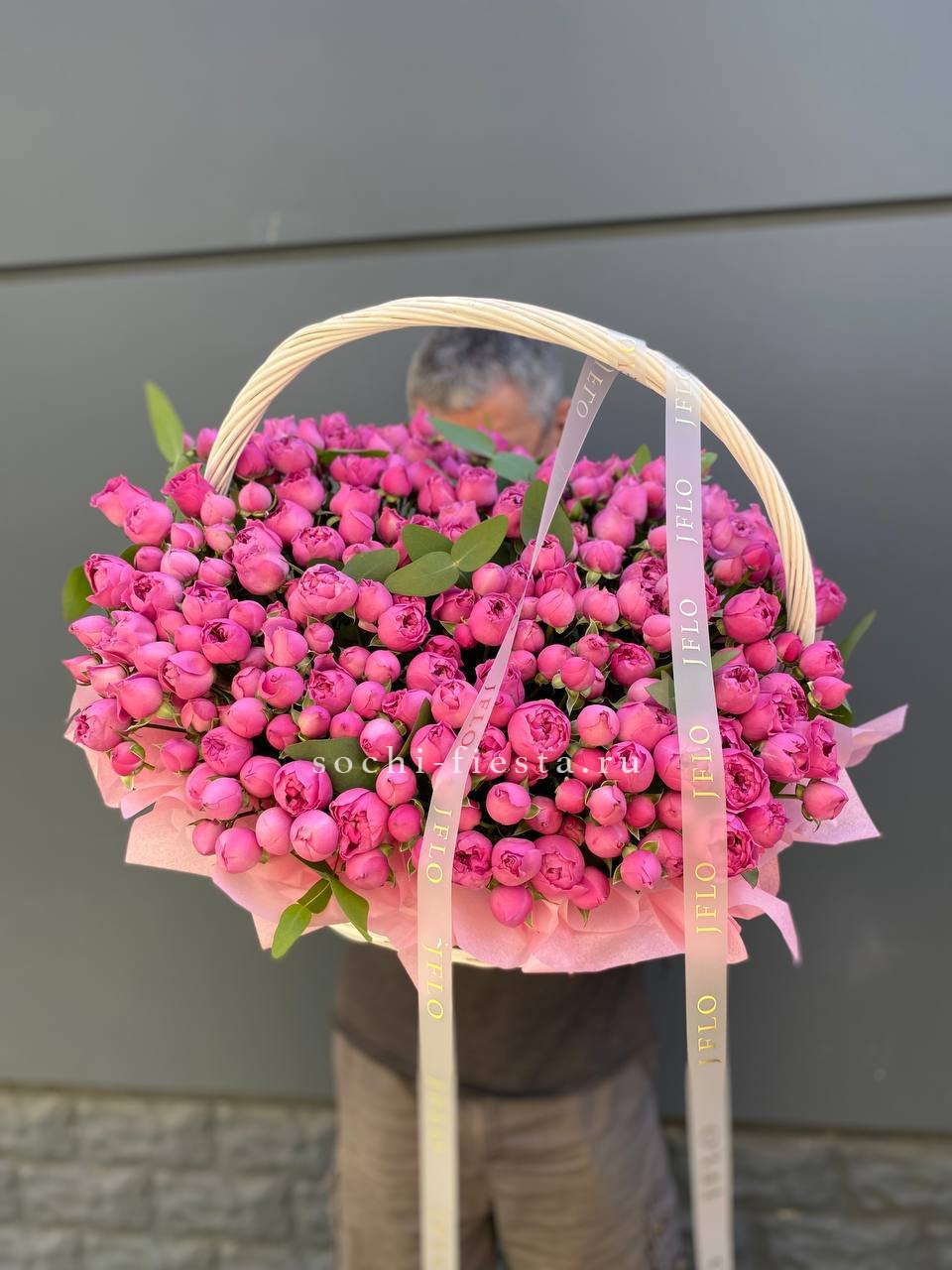 Корзина роз Мисти Баблс 101 в Москве