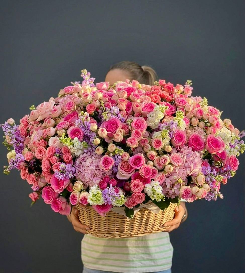 Корзины с цветами — заказать в Москве